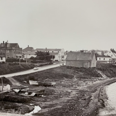 À partir du quai de Caraquet, vue sur la demeure de la famille Rive, le Seagull Inn (à gauche sur la photo) et le magasin général de Philip Rive (de l’autre côté du chemin en face du Seagull Inn). Collection Yvon Cormier.