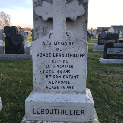 Pierre tombale de Azade Leboutillier et de son fils Alphonse, victime du naufrage du 5 novembre 1935, cimetière de Bas-Caraquet, Victimes des ondes